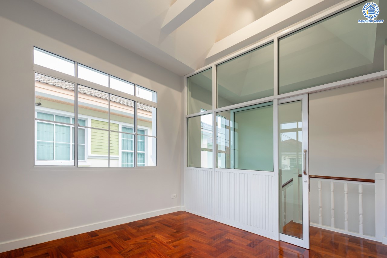 บ้านมือสองตกแต่งใหม่ ม.นันทวัน พระราม5 ตกแต่งหรูหรา หลังใหญ่กว่า 64 ตร.ว. ฟังก์ชันจัดเต็ม 3 ห้องนอน 3 ห้องน้ำ 1 ห้องอเนกประสงค์ จอดรถได้ 2 คัน พร้อม Living Room รองรับทุกความสุข ทำเลเดินทางสะดวก ใกล้ทางด่วน "กาญจนาภิเษก" และรถไฟฟ้าสายสีม่วง "สถานีบางรักใหญ่"